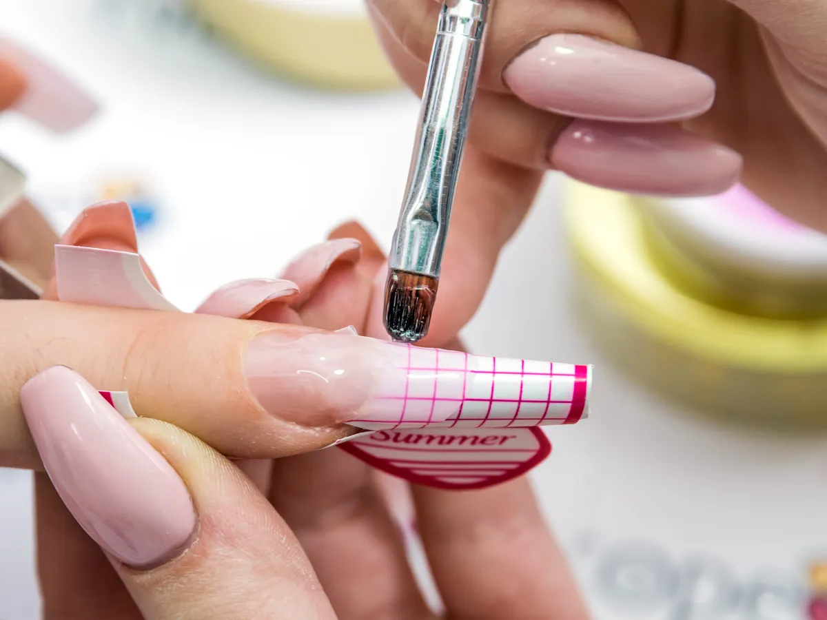 Pose de gel UV - Service de beauté professionnel à Marseille